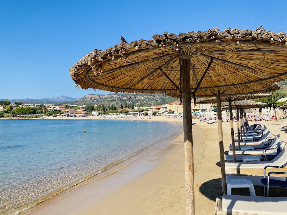 Ons Griekse huis Stoupa strand parasol